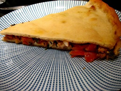 Una porzione di tiella gaetana